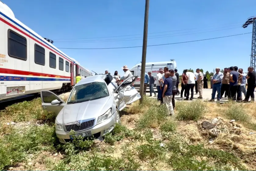 Muş'ta hemzemin geçitte tren otomobile çarptı: 3 yaralı