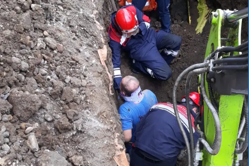 Trabzon'da göçükte, vücudunun bir bölümü toprak altında kalan işçi kurtarıldı