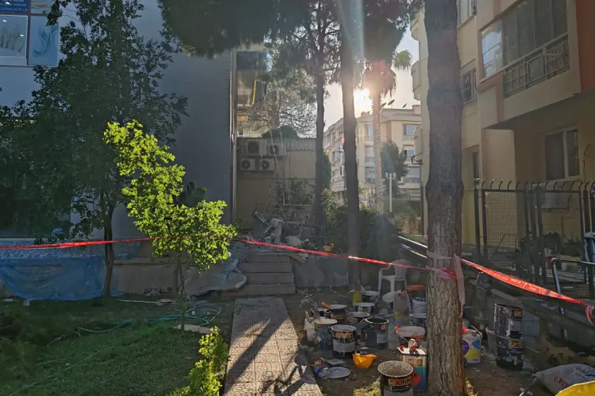 İzmir'de asma iskele devrildi: 3 işçi yaralandı
