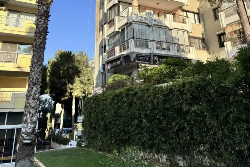 İzmir'de iş kazası: Binaya kurulan iskelesinin düşmesi sonucu 3 kardeş işçi yaralandı