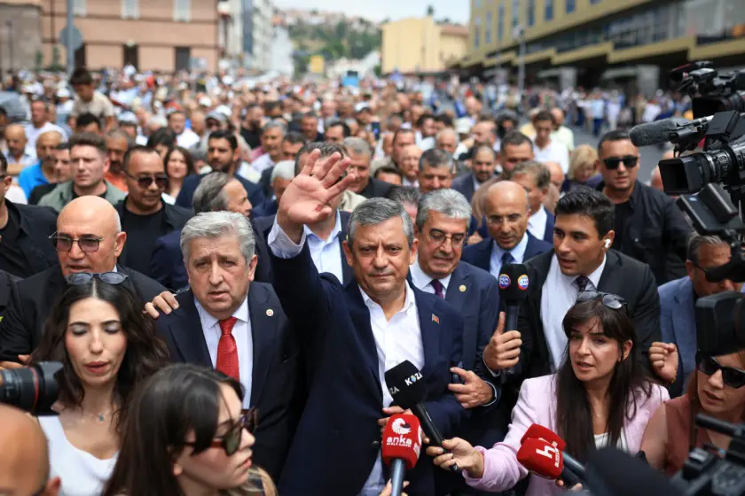 Yeni Parti: Yangın çıkışı mı kurucu kapı mı?