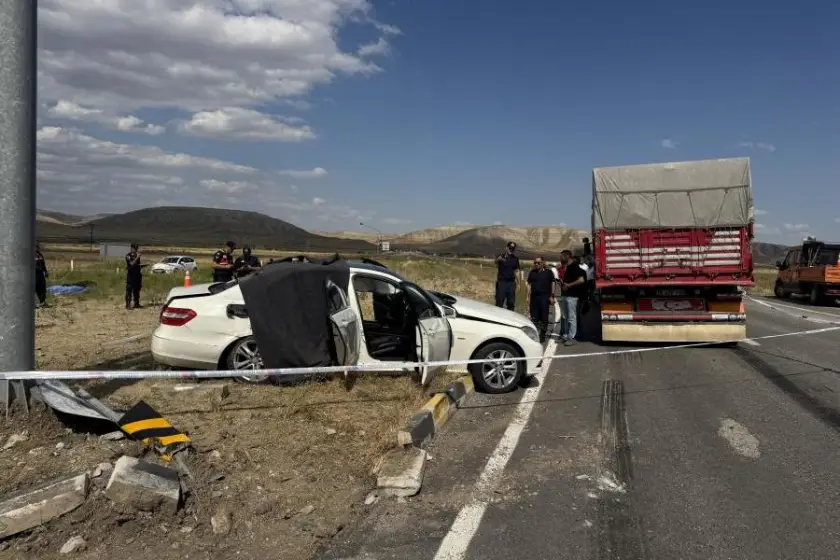 Çankırı'da tır ile otomobil çarpıştı: 3 kişi hayatını kaybetti, 2 kişi yaralandı