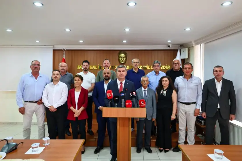 Burdur Belediye Başkanı Ercengiz ve 15 belediye meclis üyesi CHP'den istifa ederek Yeni Parti'ye geçti