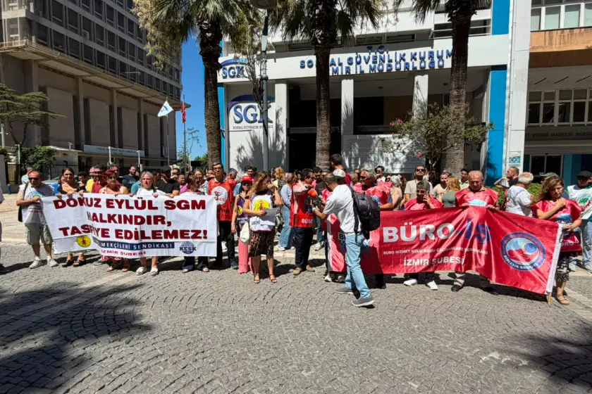 Büro emekçileri Dokuz Eylül SGM’nin devredilmesine karşı iş bıraktı: 