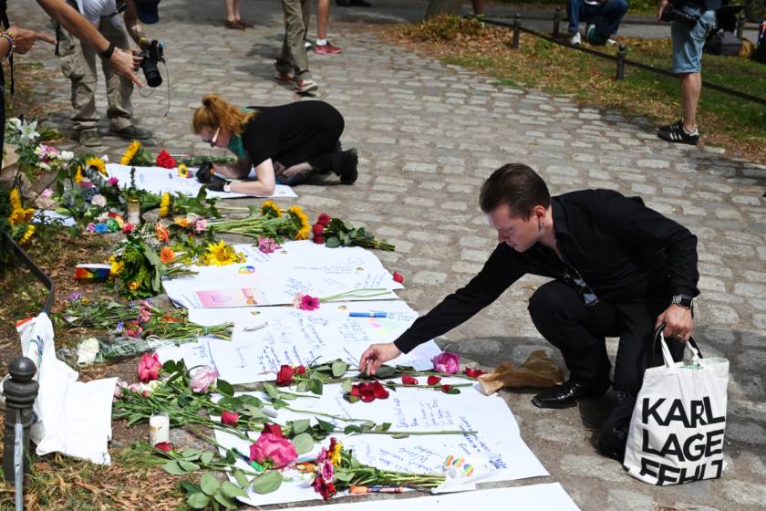 Berlin Onur Yürüyüşü'nden ölenler için bırakılan çiçekler... (Fotoğraf: AA)