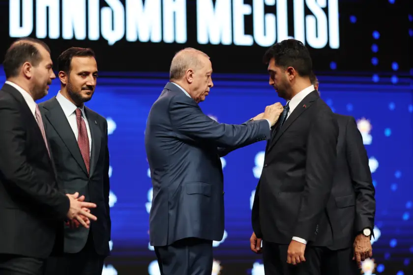 AKP’ye geçen Eren Ali Bingöl’den ilk açıklama: “Bazen siyasi hesaplar, halkın ihtiyaçlarının önüne geçebiliyor”