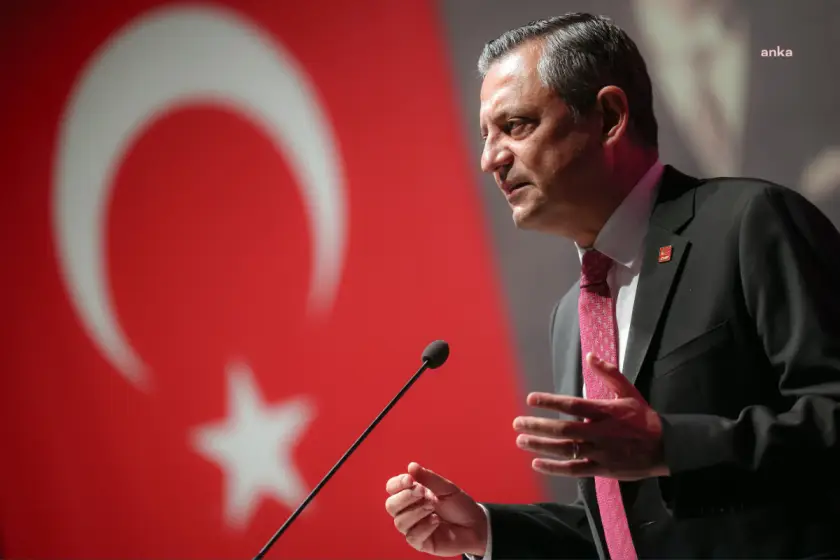 Özgür Özel: CHP dostların elinde olsun, biz geriye bakarak koşacak değiliz
