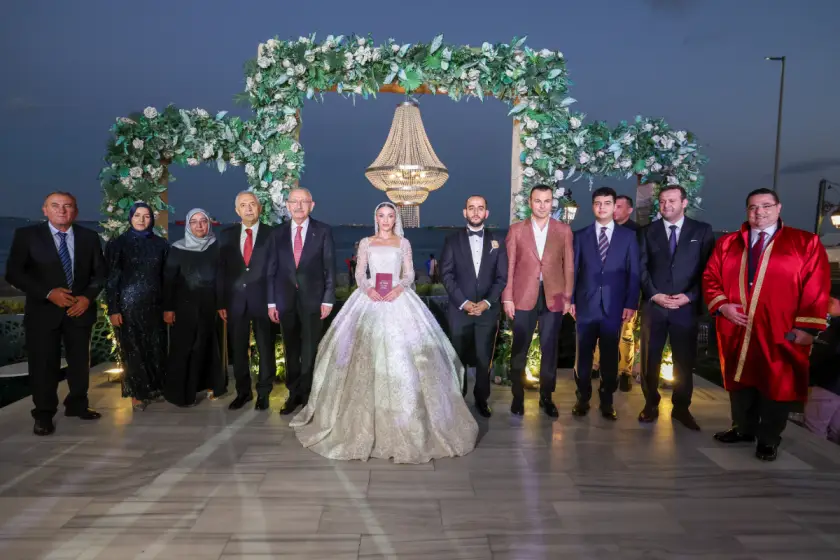 Kemal Kılıçdaroğlu AKP'li isimle birlikte nikah şahitliği yaptı