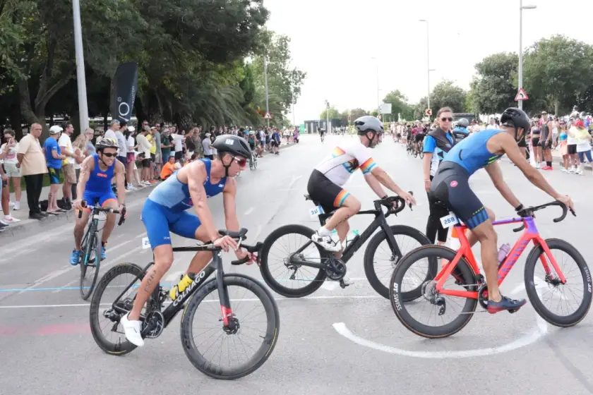 Kadıköy Sprint Triatlonu'nda yaklaşık 500 sporcu yarıştı