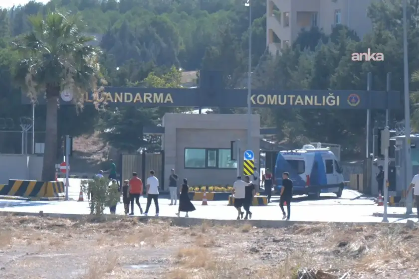 Menderes Belediyesi operasyonunda 13 gözaltı: Ailelerin jandarma önündeki bekleyişi sürüyor