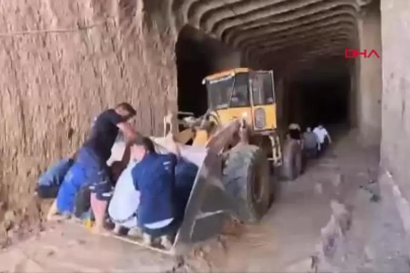 Soğuk hava deposunda havalandırma boşluğuna düşüp yaralandı