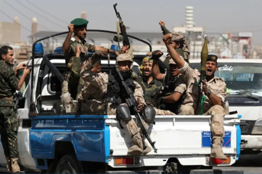 Yemen'de Husiler, hükümet güçlerinin üslerini vurdu: Çok sayıda ölü iddiası