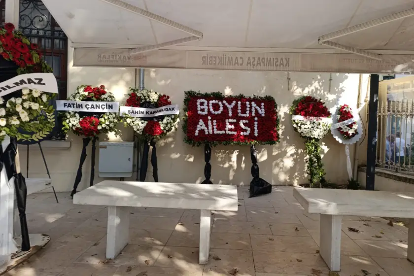 Yeni nesil çeteler Barış Boyun'un annesinin cenazesinde çelenklerle boy gösterdi