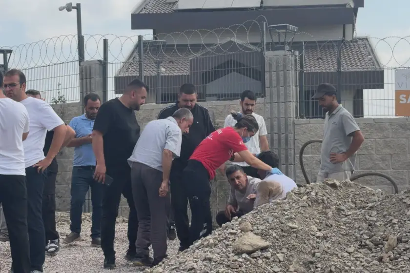 Tuzla'da bir işçi kanalizasyon kazısı sırasında toprak altında kaldı