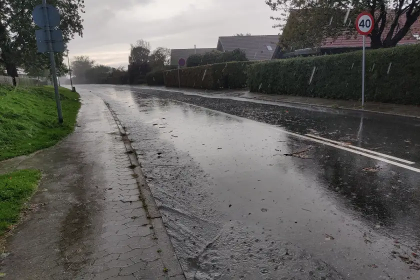 Adana'da sağanak ve şiddetli rüzgar: Bir evin çatısı uçtu