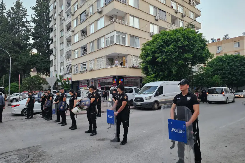 Alparslan Kuytul'un evinin önünde bekleyen polisler | Fotoğraf: DHA