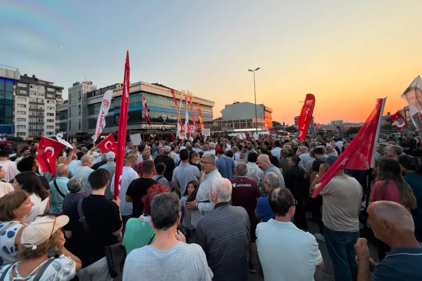 Başkanın AKP'ye geçtiği Çekmeköy'de yürüyüş: “Millet iradesine çökmeye çalışmaktan vazgeçin”