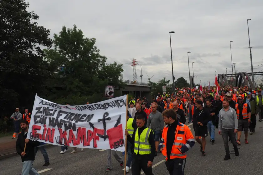 Kuzey Almanya'da liman işçileri uyarı grevine çıktı