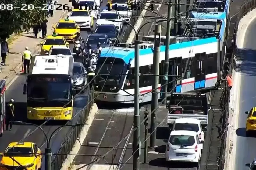 Beyoğlu'nda tramvay raydan çıktı