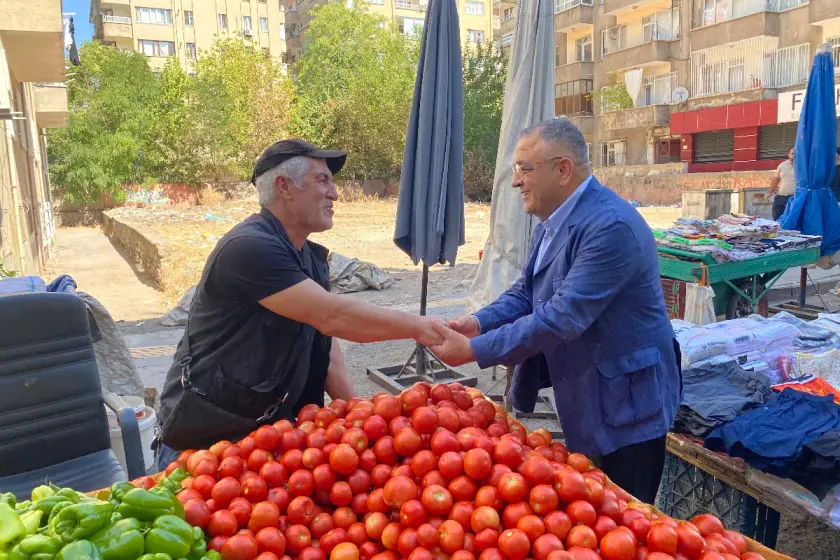 Yeni Partili Tanrıkulu pazar esnafı ve yurttaşlarla konuştu: ‘AKP’nin 25 yıllık iktidarı yurttaşı en yoksul dönemine getirdi’