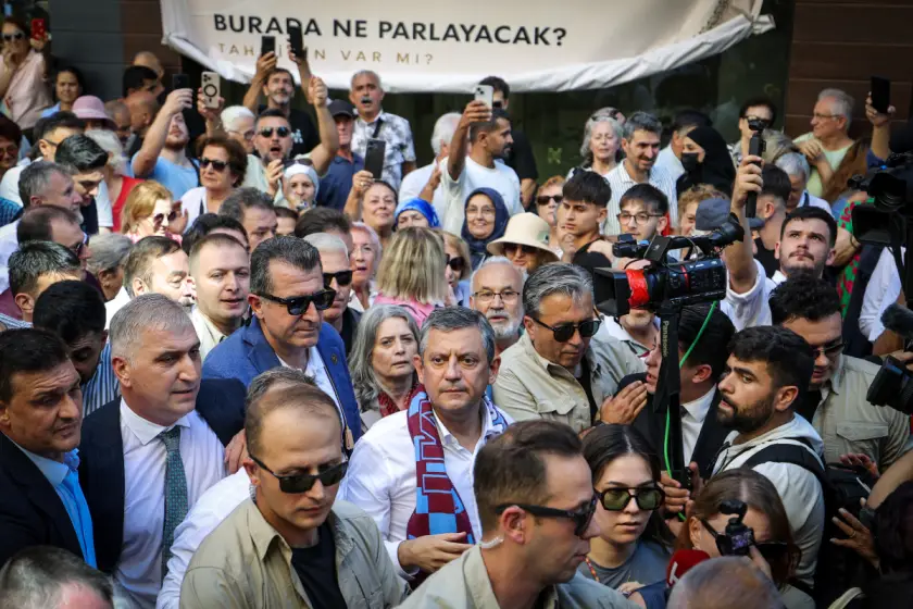 Özel’den Trabzon’da miting gibi esnaf ziyareti: Geride bırakılmış herkesi yanımıza alacağız