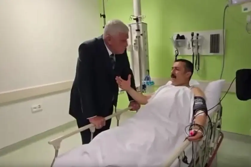 Dervişoğlu yaralanan milletvekili Türkoğlu'nu hastanede ziyaret etti