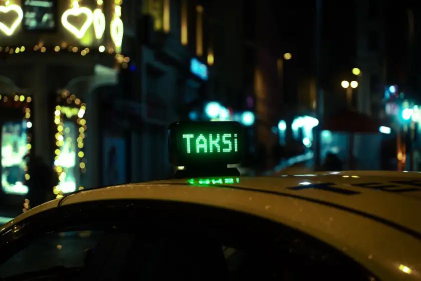 Emsal karar: Taksilerde kredi kartından kesilen 'hizmet bedeli' iade edilecek