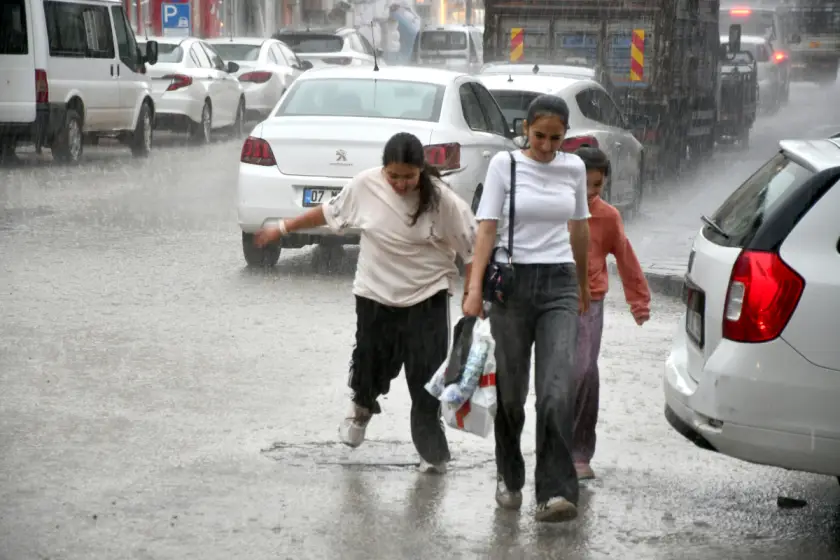 Meteoroloji çok sayıda kent için uyardı: Kuvvetli sağanak ve fırtına geliyor (29.08.2026)