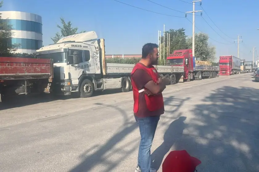 Panelsan'da direniş sürüyor: İşçilerin çadır kurduğu yere tırları park ettirildi, işçiler fabrika kapısına çadır kurdu