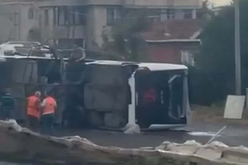 Büyükçekmece'de personel servisi devrildi: 18 kişi yaralandı