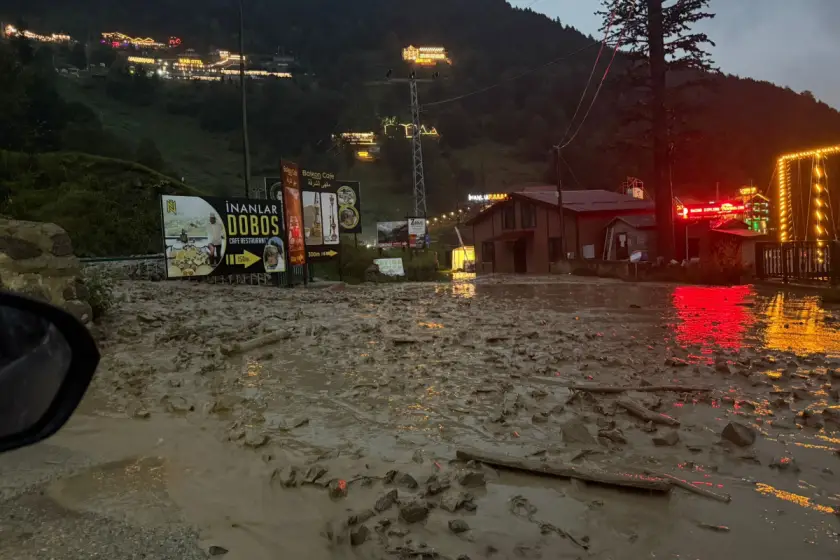 Trabzon'da etkili sağanak; Uzungöl'de taşkın