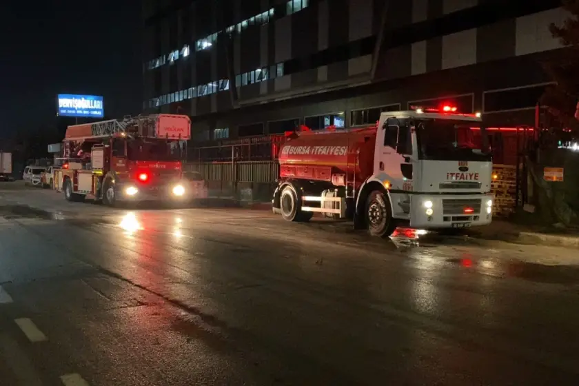 Bursa'da iş yeri yangını: Tekstil fabrikasının çatısındaki alevler söndürüldü