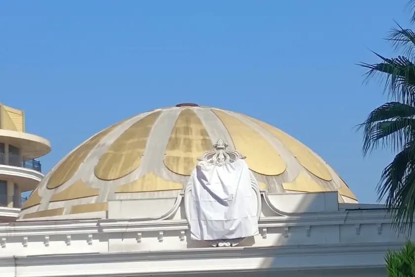 Grand Thermal Otel'in logosu patron tarafından çarşaf asılarak kapatıldı. | Fotoğraf: Evrensel