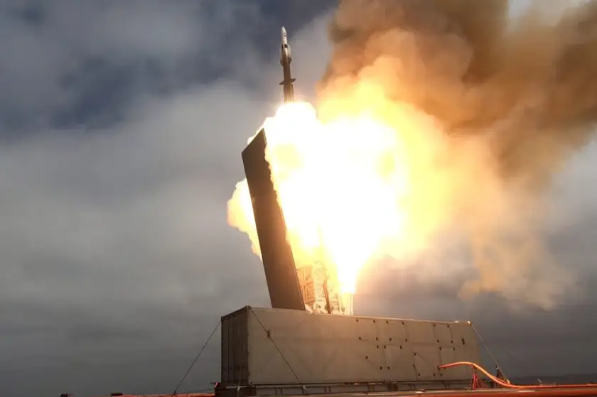 Doğu Pasifik’te 24 Ekim 2023 tarihinde gerçekleştirilen canlı atış tatbikatı sırasında, USS Savannah gemisindeki fırlatma sisteminden bir SM-6 füzesi fırlatılmıştı. | Fotoğraf: ABD Donanması