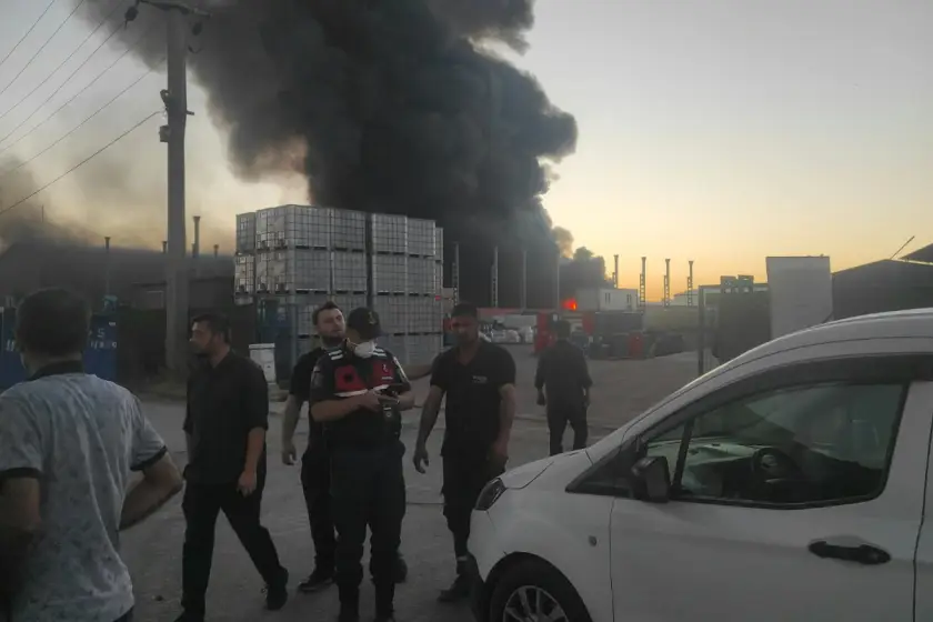 Bolu’da geri dönüşüm fabrikasında yangın: 2 işçi yaralandı