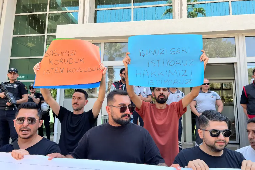 İzBB’den çıkarılan işçiler eyleme başladı: 'Ekmeğimizi geri istiyoruz'