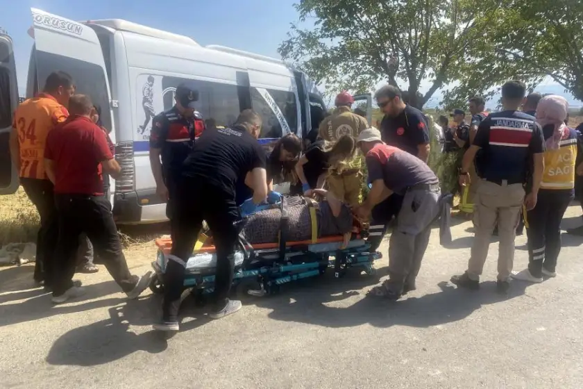 Tarım işçilerini taşıyan minibüs, ağaca çarptı: 14 işçi yaralandı