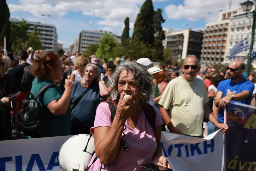 Yunanistan'da kamu emekçileri anayasa değişikliği görüşmelerini protesto etti.