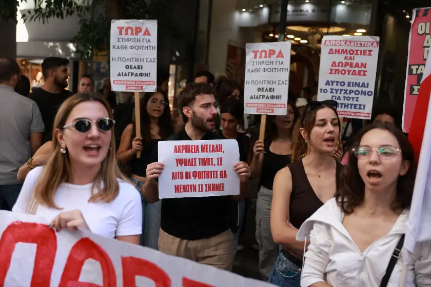 Yunanistan'da öğrenciler yaşadıkları barınma sorunlarına çözüm talep etti