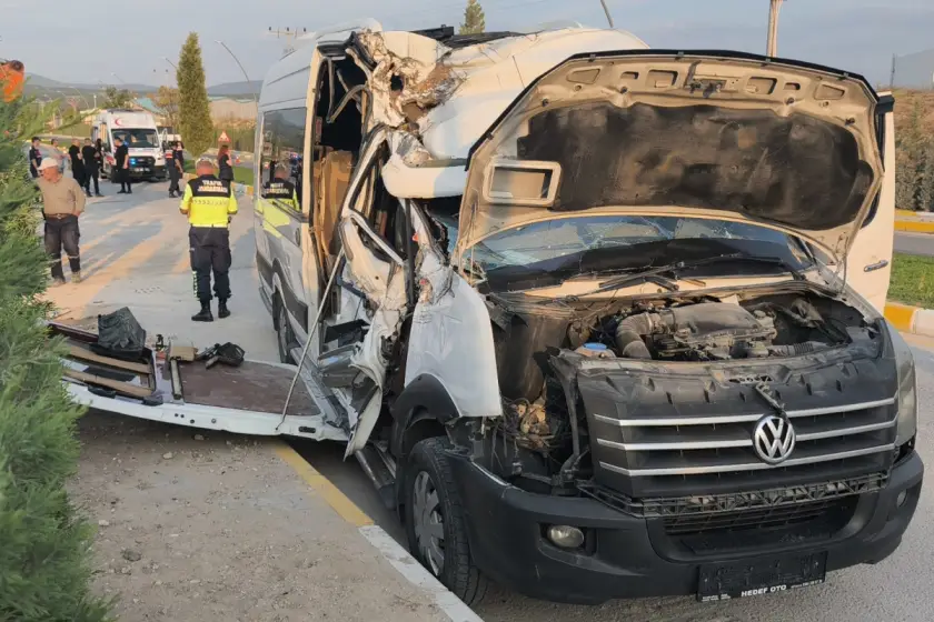Kütahya'da çekiciyle işçi servisi çarpıştı: 8 yaralı