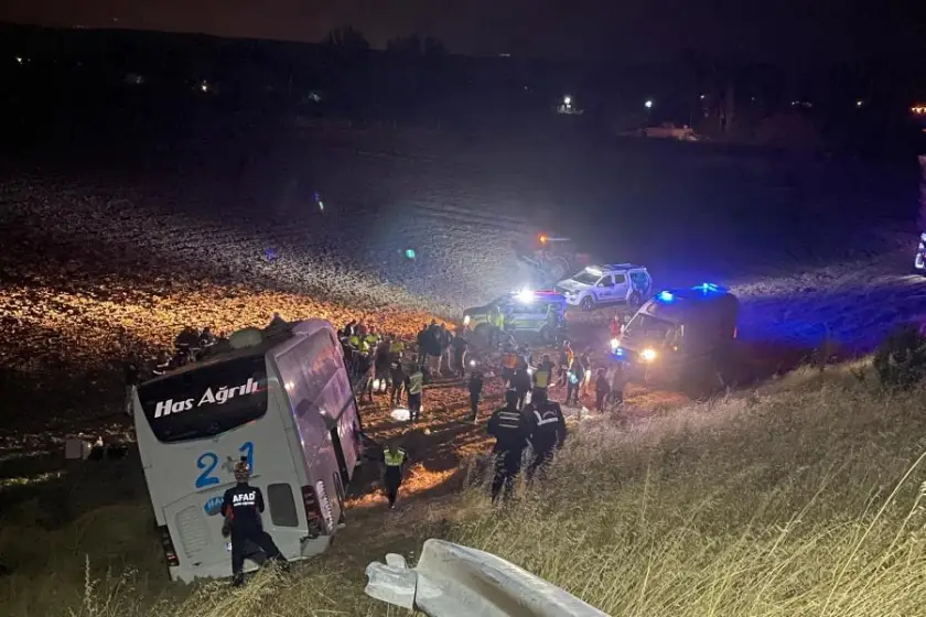 Amasya'da yolcu otobüsü kontrolden çıkarak tarlaya girdi, 24 kişi yaralandı