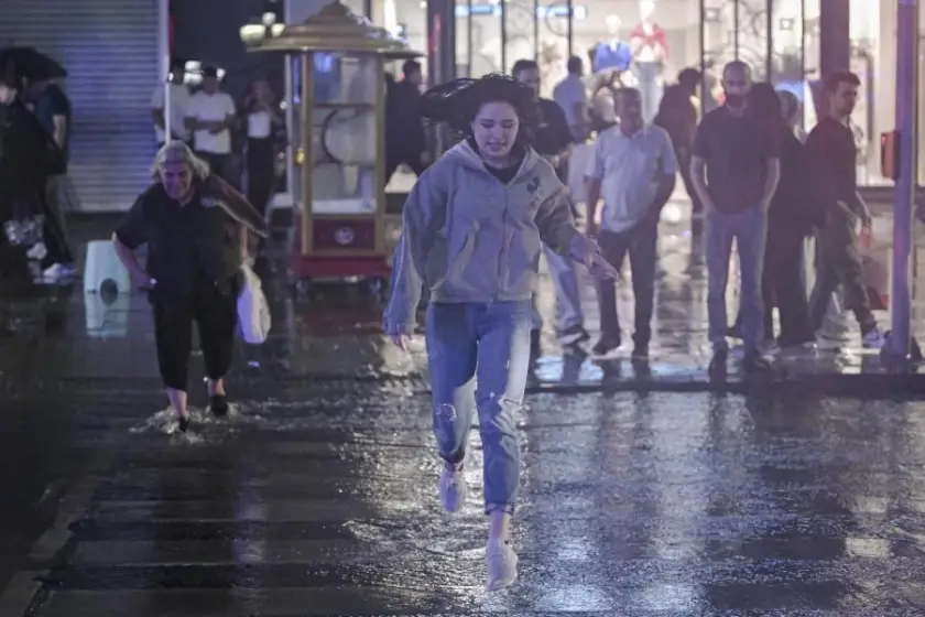 Ankara'da gök gürültülü sağanak etkili oldu