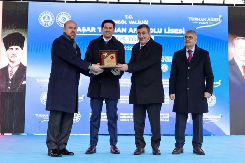 İktidarla poz verdi, milyarlar vurguna aktı
