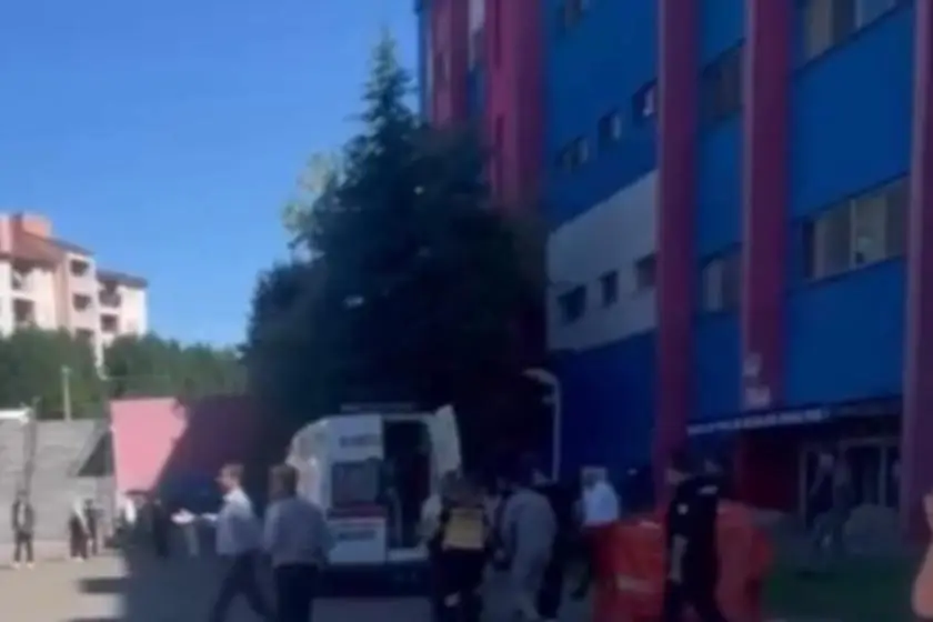 Karabük Üniversitesi'nde 3'üncü kattan düşen öğrenci yaralandı