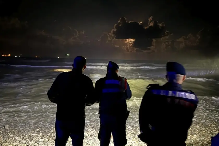 Sinop'ta alabora olan teknedeki bir polis hayatını kaybetti, biri kayboldu