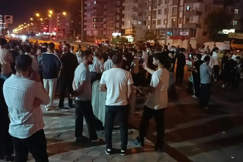 Batman'da otomobilin çarptığı 2 kişi yaralandı. Mahalleli yolu trafiğe kapattı