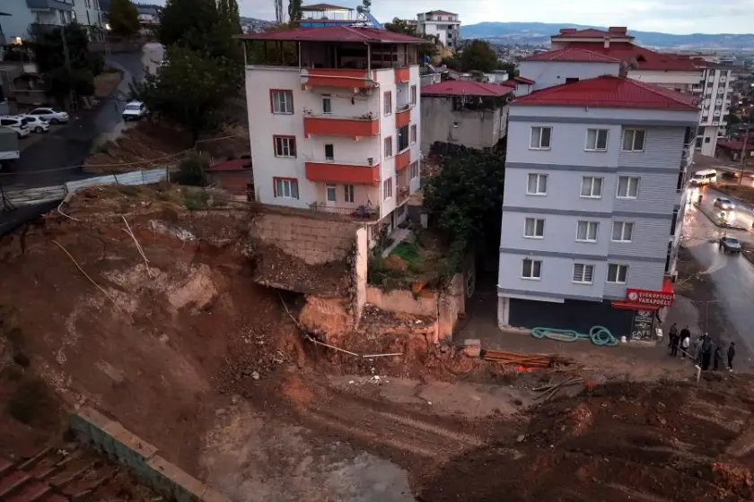 Maraş'ta temel kazısında toprak kaydı; 2 bina boşaltıldı