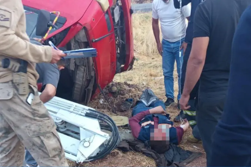 Diyarbakır’da iş kazası: Elektrik şirketine ait devrilen kamyonetteki 5 işçi ağır yaralandı