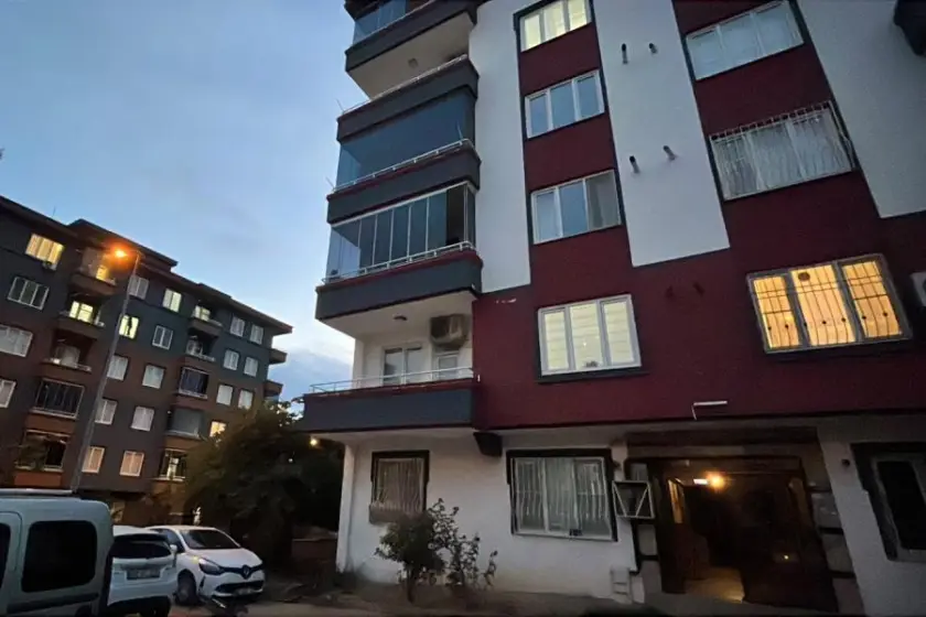 Evli çift ve 6 yaşındaki oğulları 2'nci kattan düştü: Anne hayatını kaybetti, baba ve oğlu yaralı