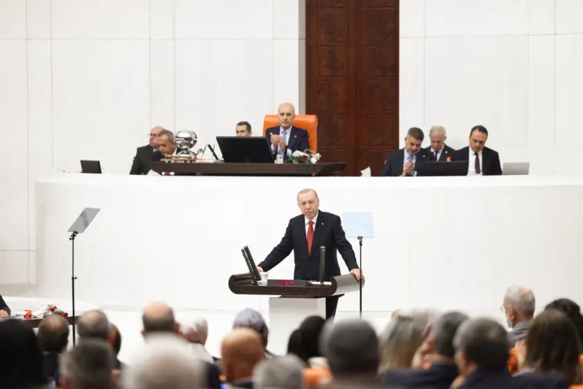 Siyaset Bilimci Dinçer Demirkent ile AKP’nin hesaplarını konuştuk: Halka yaşatılan fiili durum anayasa yapılmak isteniyor